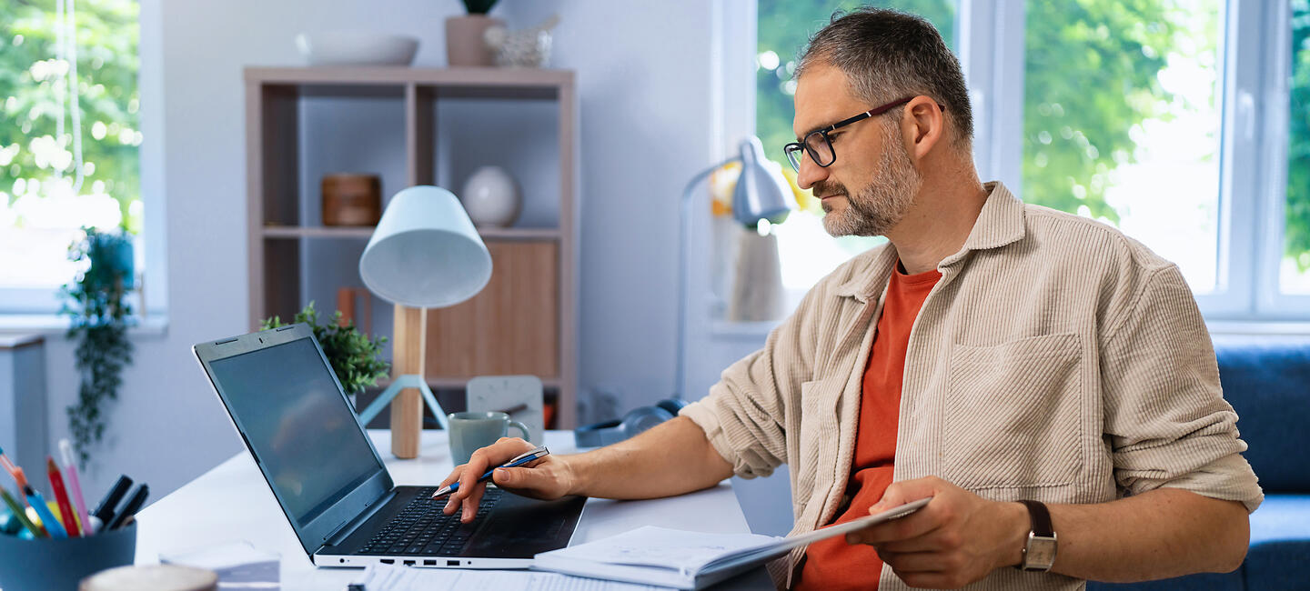 Mann recherchiert am Laptop, wo er die Berufsunfähigkeitsversicherung in der Steuererklärung eintragen kann