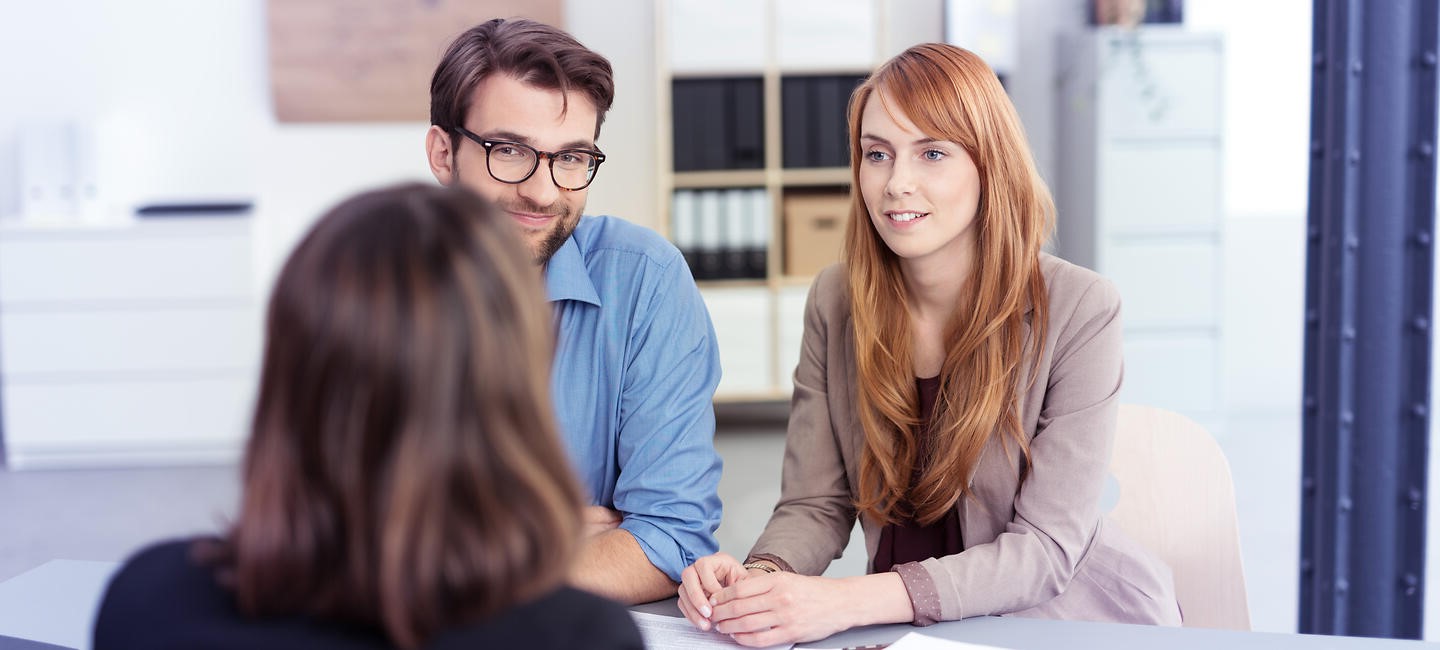 Mann und Frau im Gespräch mit einer Beraterin über die Berufsunfähigkeitsversicherung und mögliche Steuervorteile