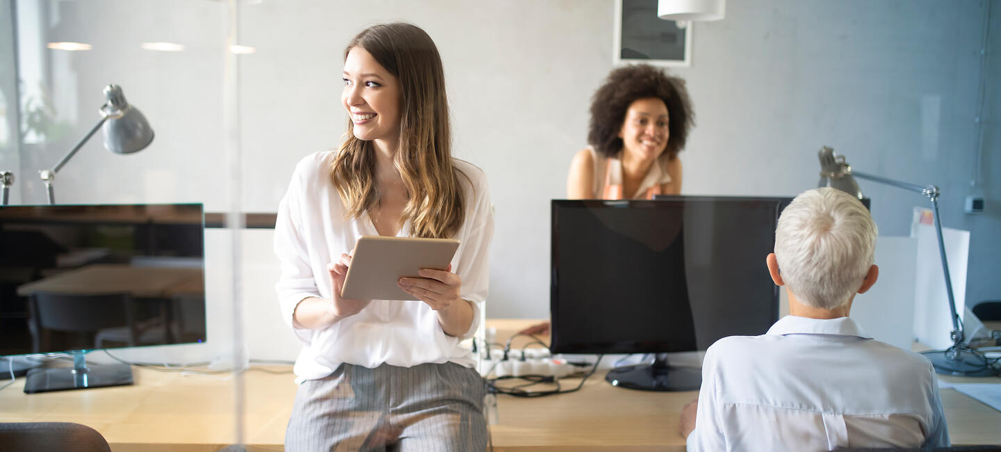 Junge Frau informiert sich am Tablet wann die Rente der Berufsunfähigkeitsversicherung steuerfrei ist